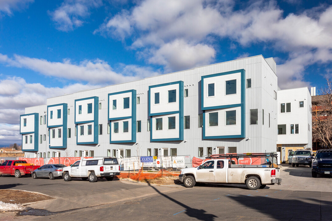Rocky Mountain Lake Townhomes in Denver, CO - Foto de edificio