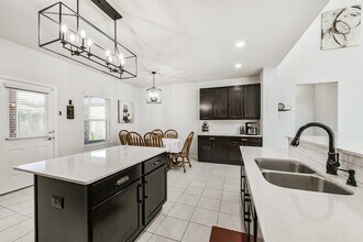 10018 Chase Ct in Baytown, TX - Foto de edificio - Building Photo