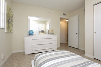 La Estancia Apartments in Oakland Park, FL - Building Photo - Interior Photo