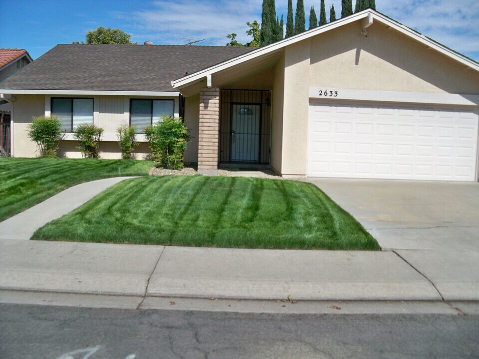 2633 Majestic Oak Ln in Modesto, CA - Building Photo