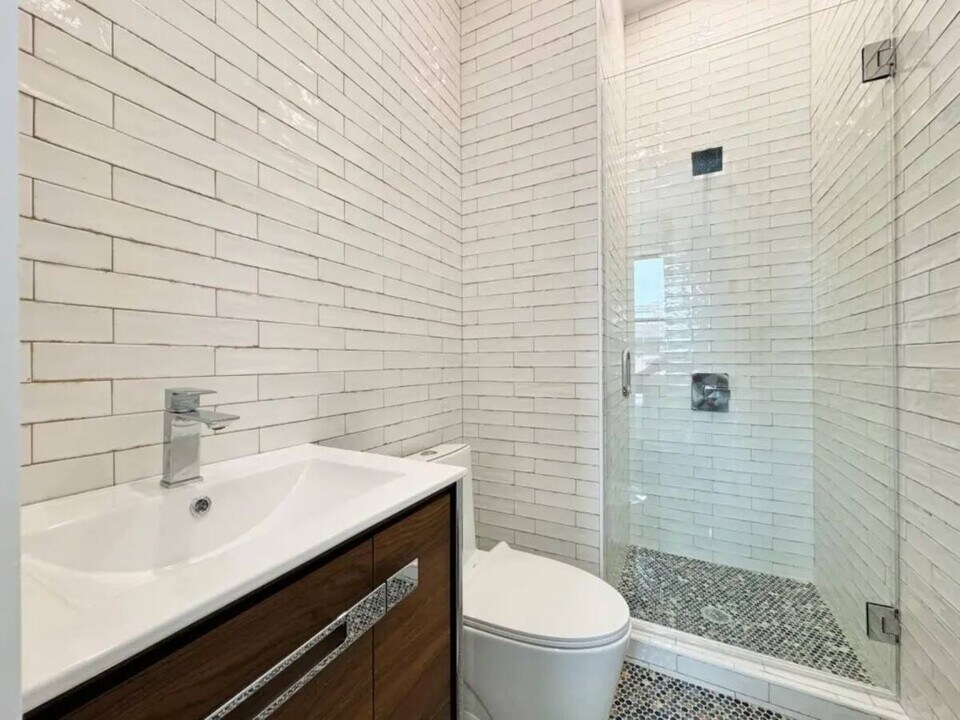 104 Graham Ave in Brooklyn, NY - Building Photo