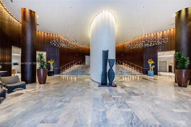 17201 Collins Ave in North Miami Beach, FL - Building Photo - Building Photo