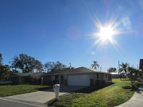 543 Bellaire Dr in Venice, FL - Building Photo - Building Photo