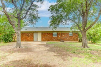 4910 NW Pollard Ave in Lawton, OK - Foto de edificio - Building Photo