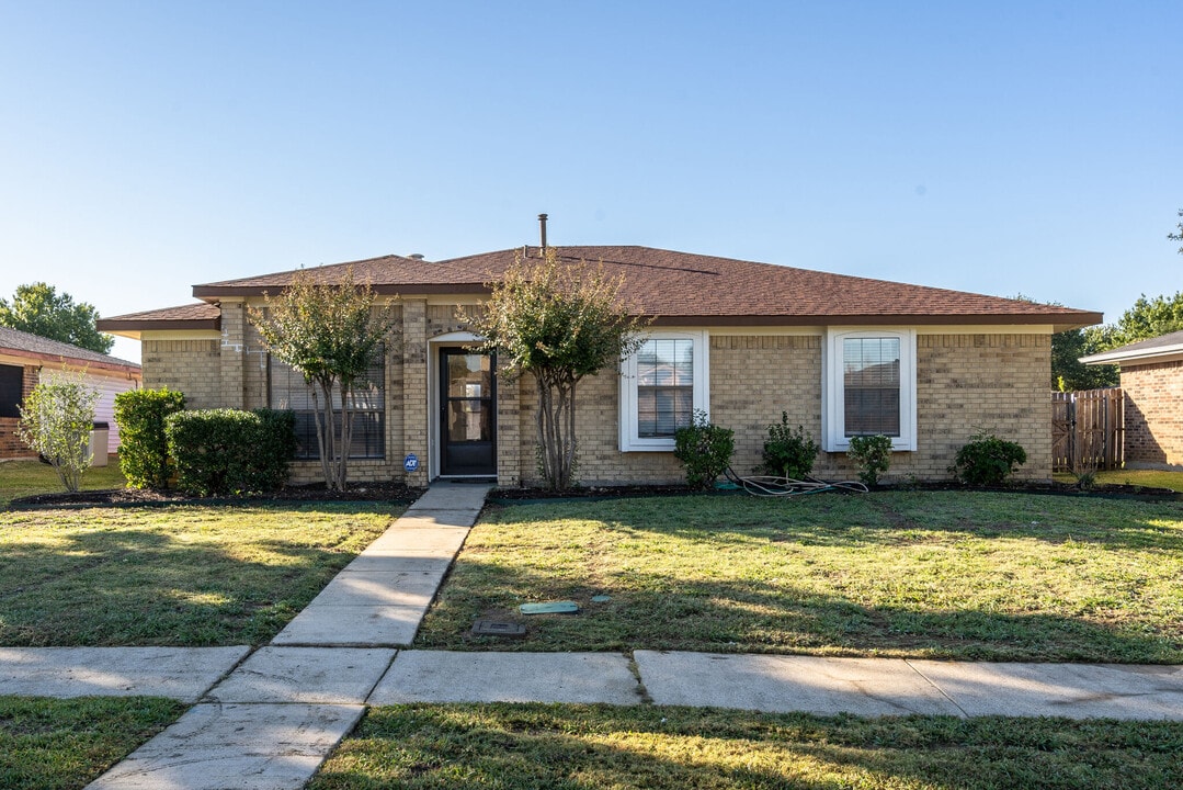 1734 Glencairn Ln in Lewisville, TX - Building Photo