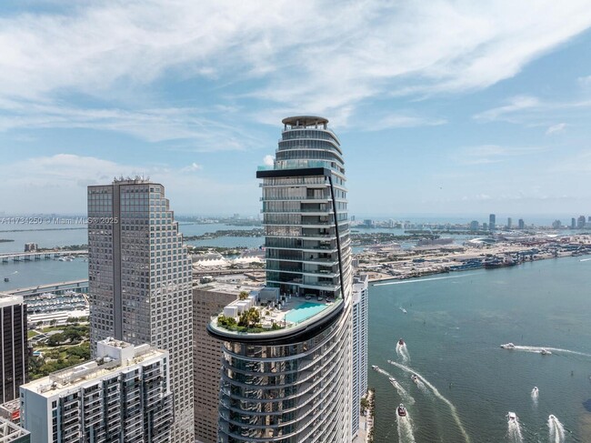 300 Biscayne Blvd Way in Miami, FL - Foto de edificio - Building Photo