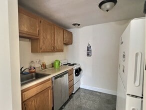 214 Kent St, Unit 24 in Brookline, MA - Foto de edificio - Building Photo