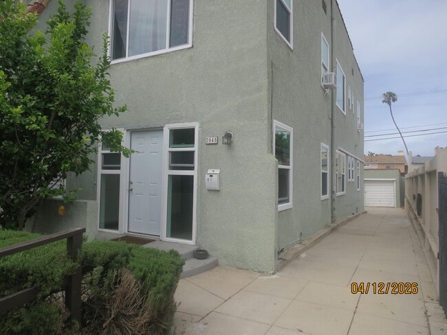 2045 S Harcourt Ave, Unit 2045 S Harcourt Ave in Los Angeles, CA - Building Photo - Building Photo