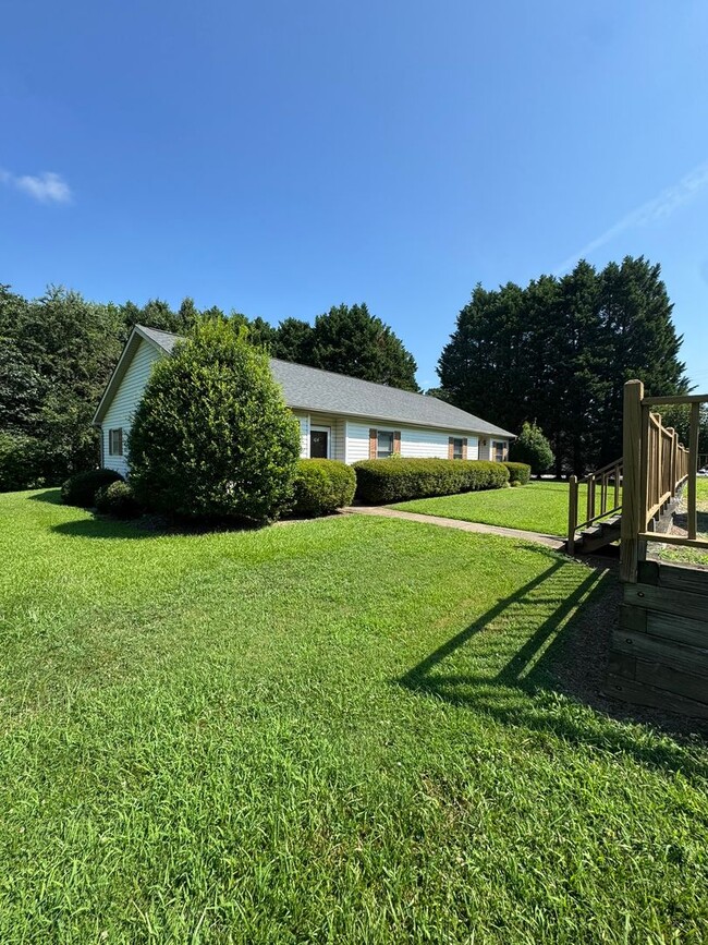 property at 104 Peninsula Pl Ln