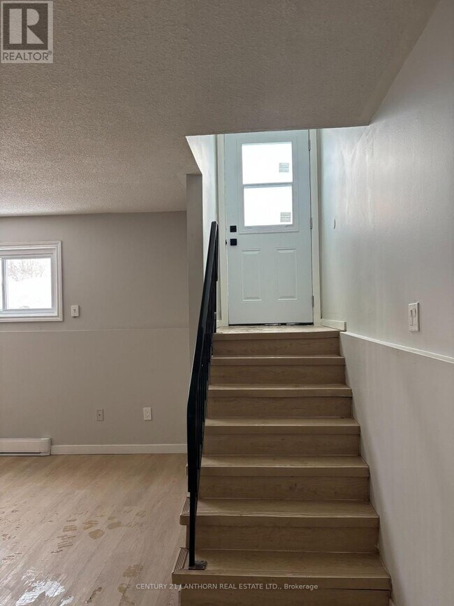 9 Pacific St in Quinte West, ON - Building Photo - Building Photo