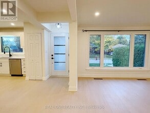 2116 Mountainside Dr in Burlington, ON - Building Photo - Building Photo