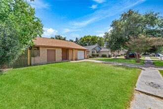 9811 Mill Shadow Dr in Houston, TX - Building Photo - Building Photo