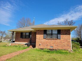 912 N Main St in Water Valley, MS - Building Photo