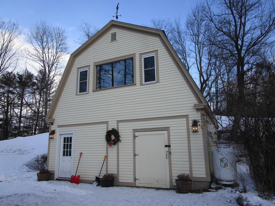 23 Old School Rd in Londonderry, VT - Building Photo