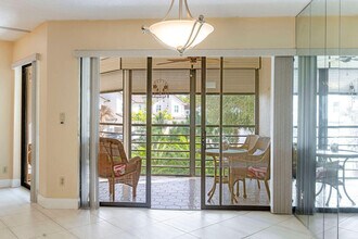 5701 Camino Del Sol in Boca Raton, FL - Building Photo - Building Photo