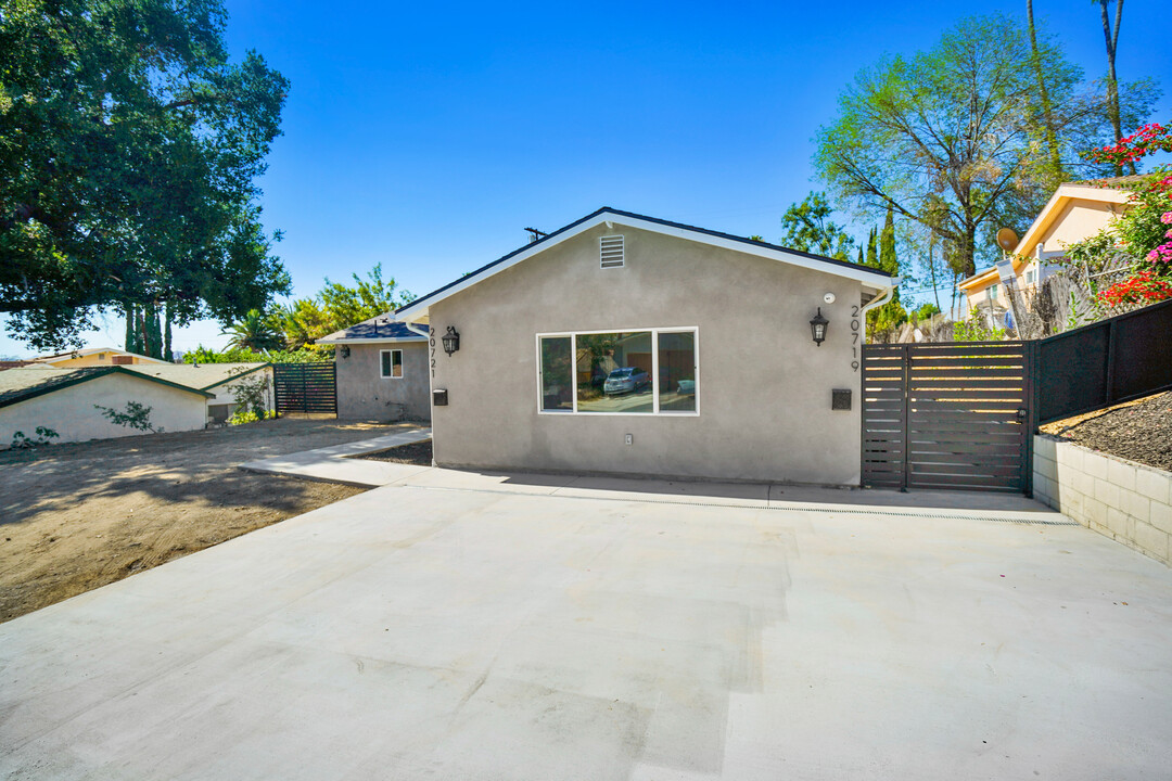 20721 Clark St, Unit Main House in Woodland Hills, CA - Building Photo