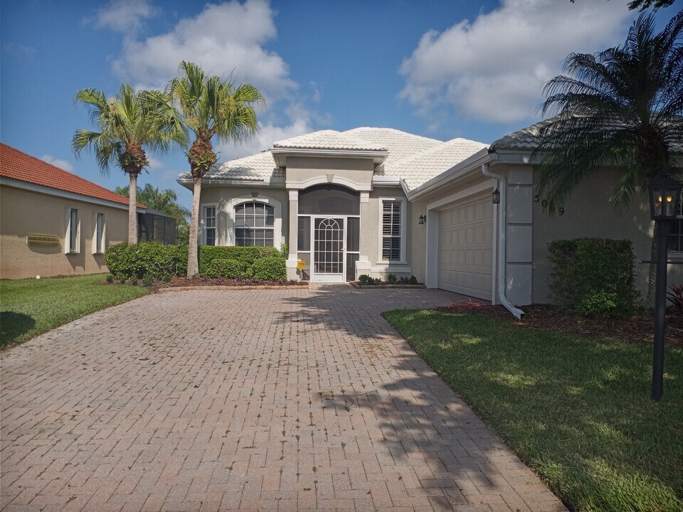 5069 Flagstone Dr in Sarasota, FL - Building Photo