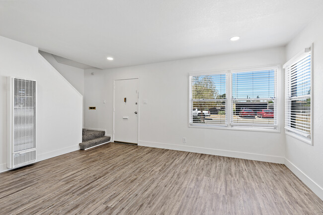 Hesperian Townhomes in San Leandro, CA - Foto de edificio - Building Photo