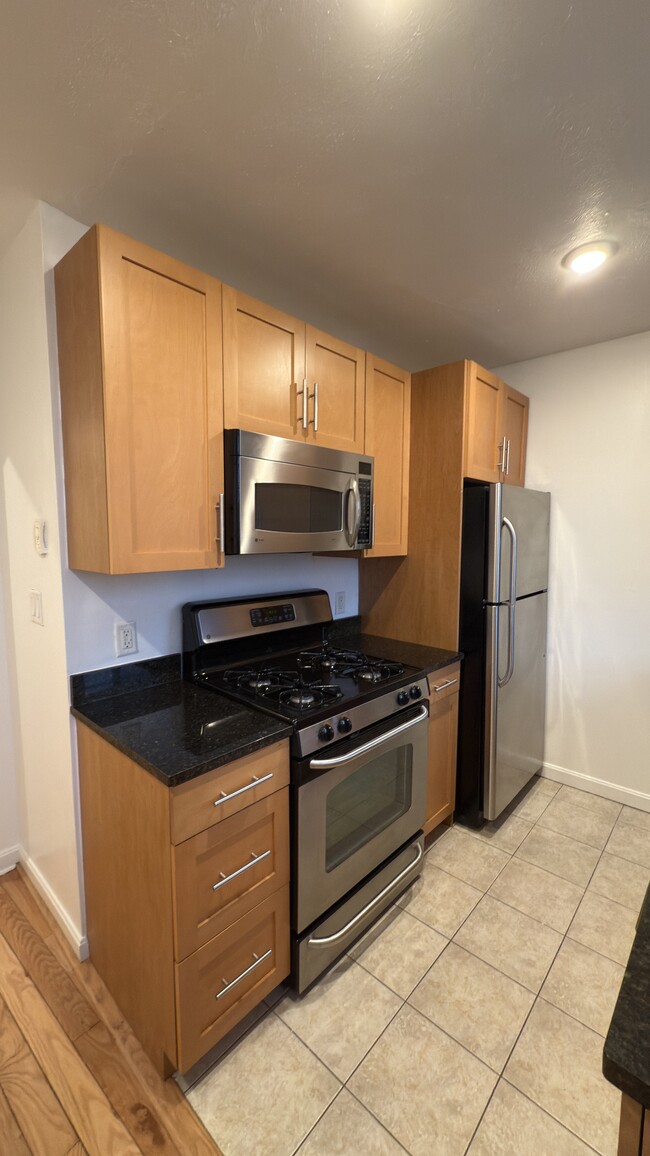 60 Brattle St, Unit 406 in Cambridge, MA - Building Photo - Building Photo