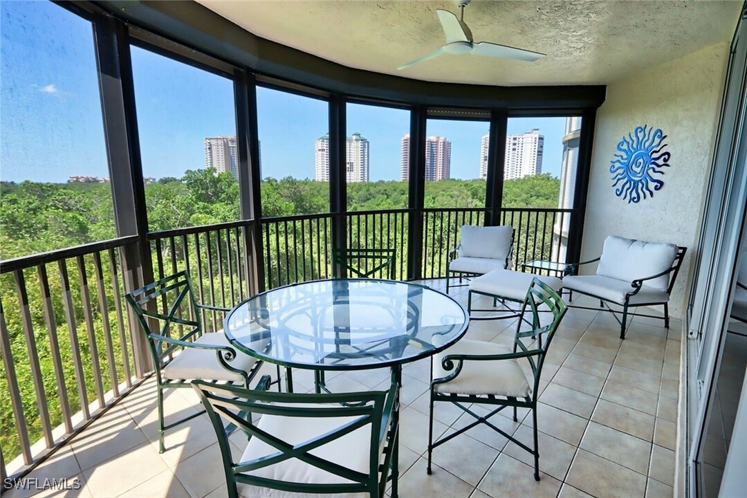 8990 Bay Colony Dr in Naples, FL - Foto de edificio