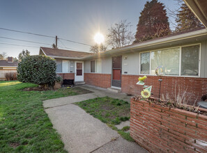 11050 NE Glisan St in Portland, OR - Building Photo - Building Photo