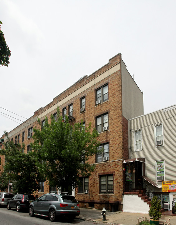 Forest Court in Ridgewood, NY - Building Photo