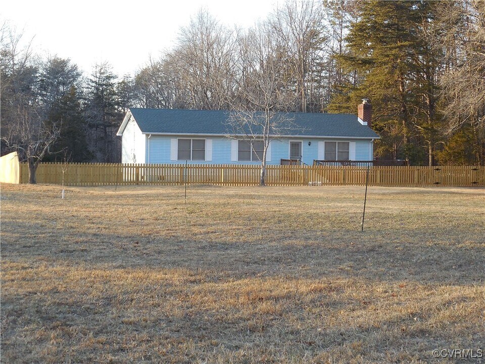 6185 Parrish Rd in Louisa, VA - Building Photo