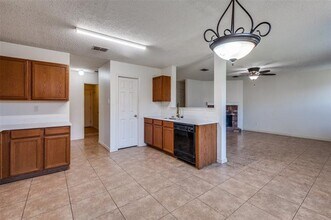 8402 Olivia Meadow Dr in Arlington, TX - Building Photo - Building Photo