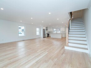 35 Dunwood Rd in Port Washington, NY - Building Photo - Building Photo