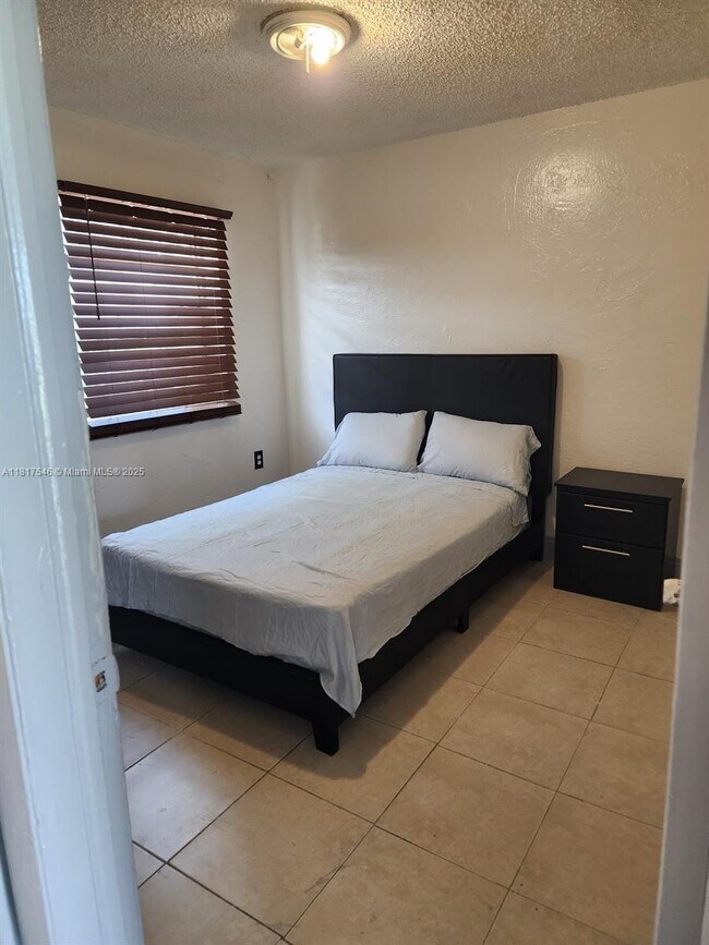 715 NW 7th Ave in Hallandale Beach, FL - Building Photo - Building Photo