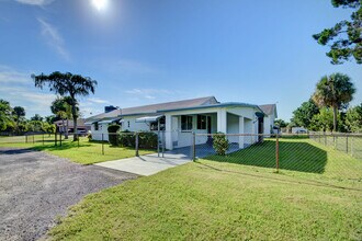 6698 Belvedere Rd in West Palm Beach, FL - Foto de edificio - Building Photo