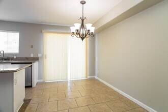 7533 Hickory Hills Dr in Las Vegas, NV - Building Photo - Building Photo