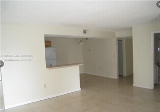 250 Palm Cir W in Pembroke Pines, FL - Building Photo - Building Photo
