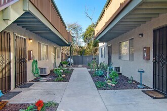 8088 Golden Ave in Lemon Grove, CA - Foto de edificio - Building Photo