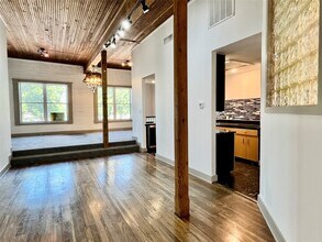 117 S Elm St in Denton, TX - Building Photo - Building Photo