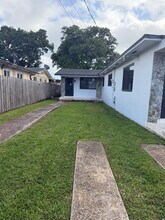 7142 SW 22nd St in Miami, FL - Foto de edificio - Building Photo
