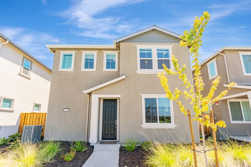 2044 Cottonwood St in Pittsburg, CA - Foto de edificio