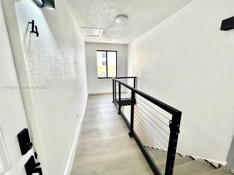 1376 NW 35th St-Unit -4 in Miami, FL - Building Photo