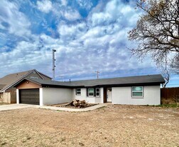 923 W 6th St in Idalou, TX - Building Photo