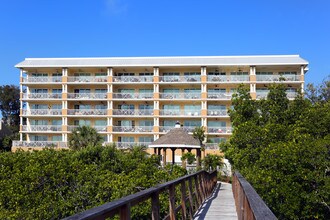 Dolphin Key Condominiums in Indian Shores, FL - Foto de edificio - Building Photo