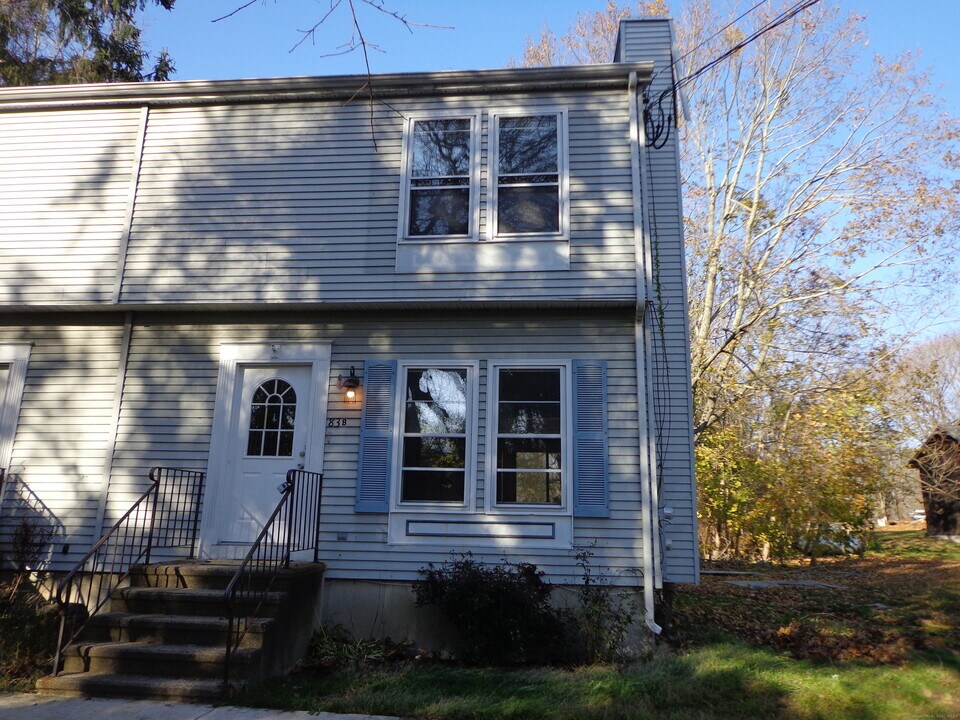83b N High St in Clinton, CT - Building Photo