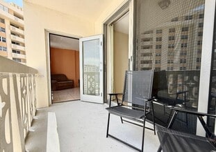 1817 S Ocean Dr in Hallandale Beach, FL - Building Photo - Building Photo
