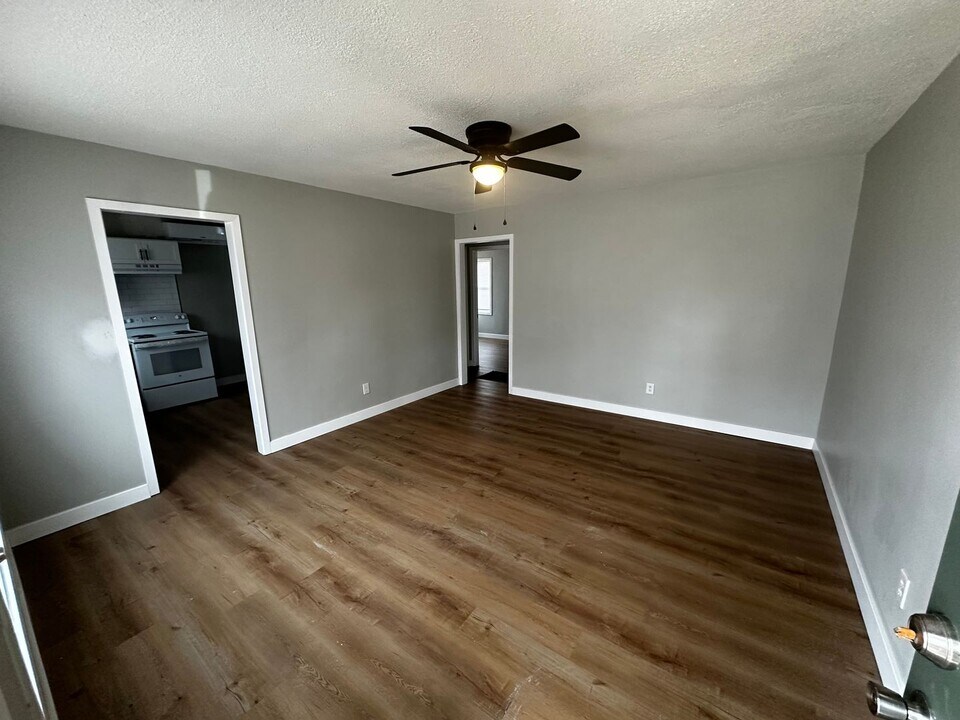 2204 S Hydraulic Ave in Wichita, KS - Building Photo
