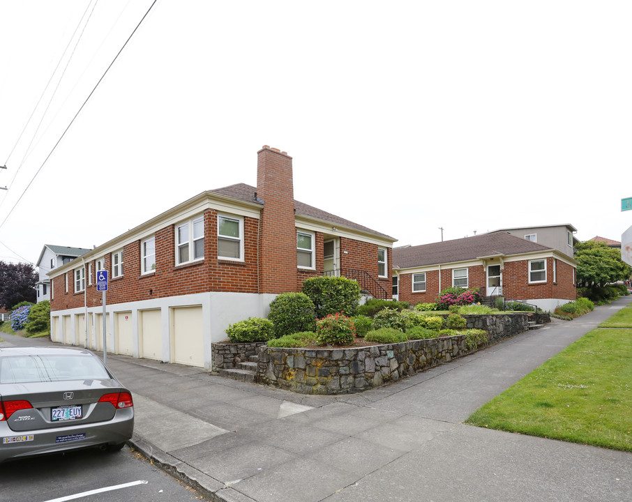 Helenas Court Apartments in Portland, OR - Foto de edificio