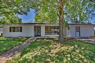 415 Silliman St in Sealy, TX - Building Photo
