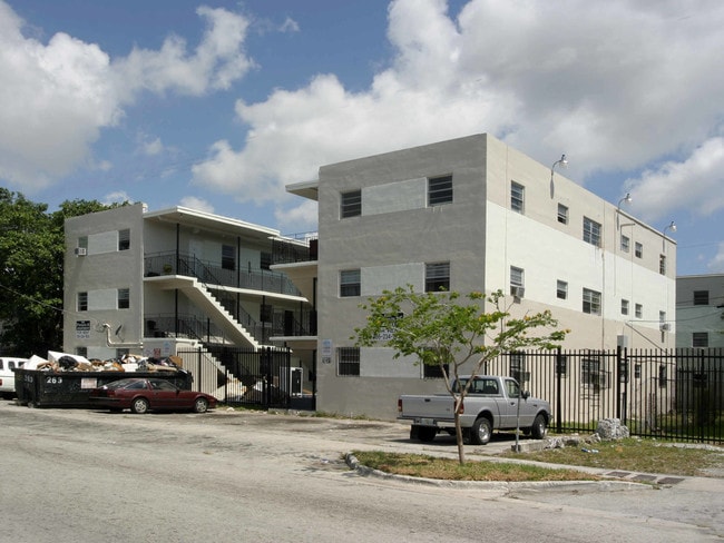 Liberty City - 61st St in Miami, FL - Foto de edificio - Building Photo