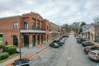 5302 Railroad Ave in Flowery Branch, GA - Foto de edificio - Building Photo