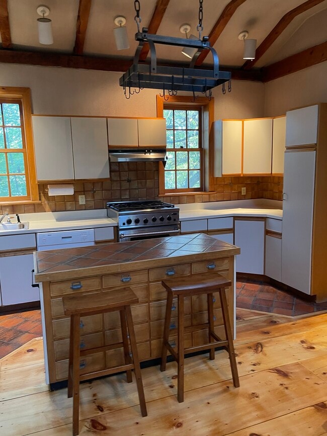 950 Western Ave in Brattleboro, VT - Foto de edificio - Building Photo