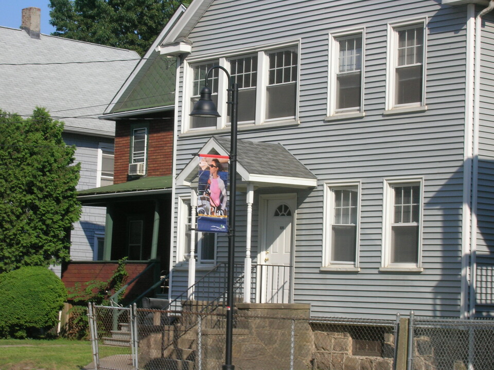 820 Pacific St in Stamford, CT - Foto de edificio