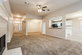 3219 Candlepine Dr in Spring, TX - Foto de edificio - Building Photo